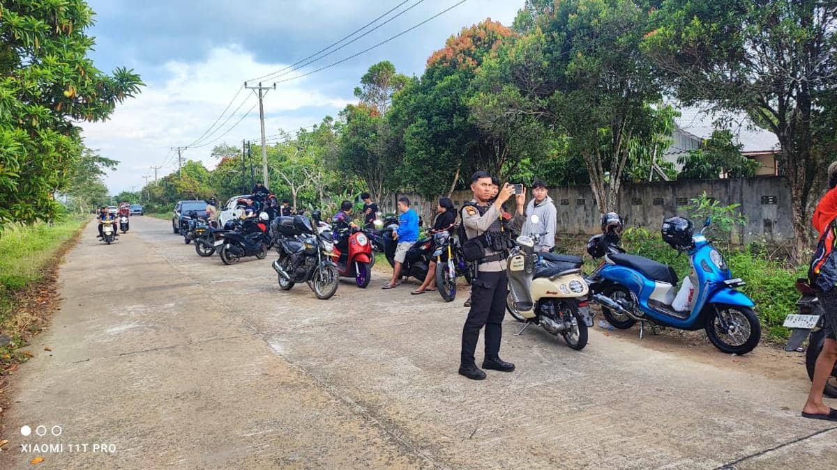 Polisi saat bubarkan aksi balap liar.