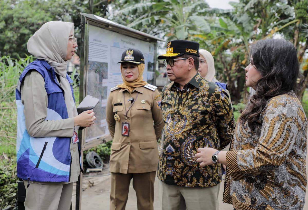 Gubernur DKI Jakarta Pramono Anung cek pengerukan Kali Sepak Kembangan.