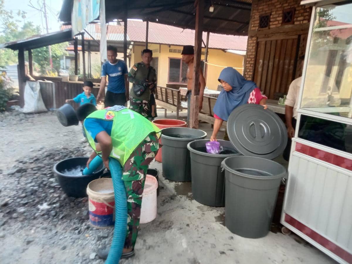 TNI AD melalui prajurit Paldam Kodam XX/Tuanku Imam Bonjol melaksanakan penyaluran bantuan air bersih kepada masyarakat terdampak banjir bandang di sejumlah wilayah Kota Padang, Minggu (25/1/2026) (dok. Dispenad)