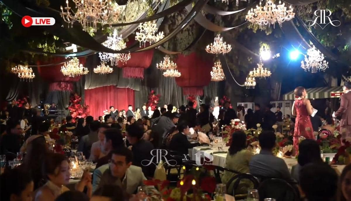 Resepsi pernikahan Ranty Maria dan Rayn Wijaya. 