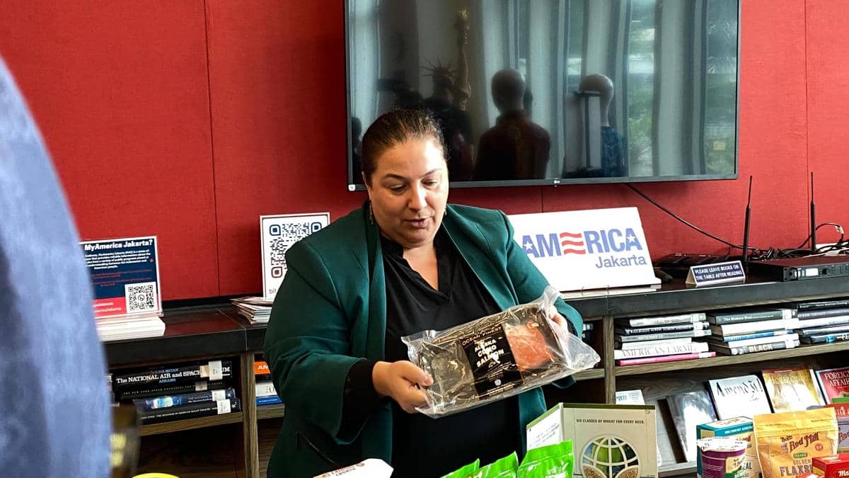 Agricultural Counselor USDA FAS, Lisa Ahramjian dalam press briefing Rasa Amerika di Kedubes AS Jakarta.