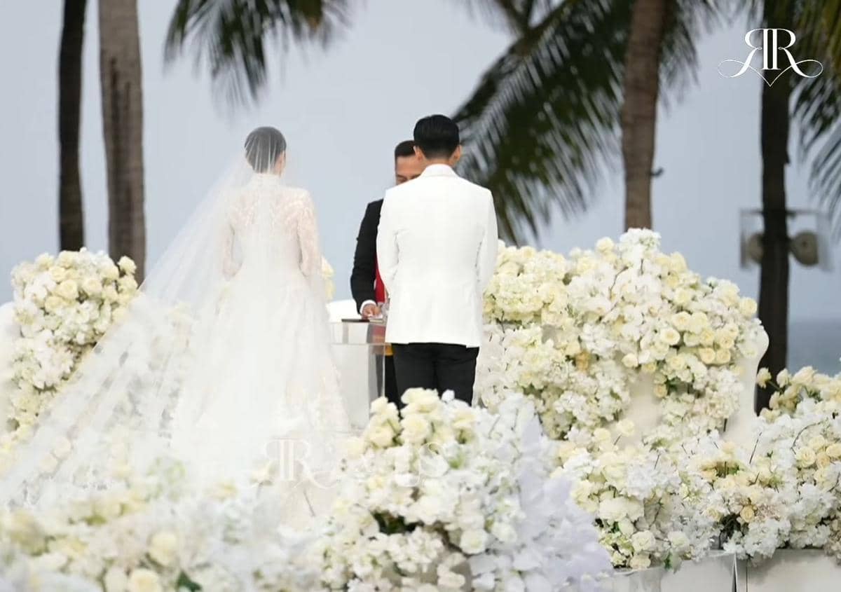 Pemberkatan nikah Ranty Maria dan Rayn Wijaya