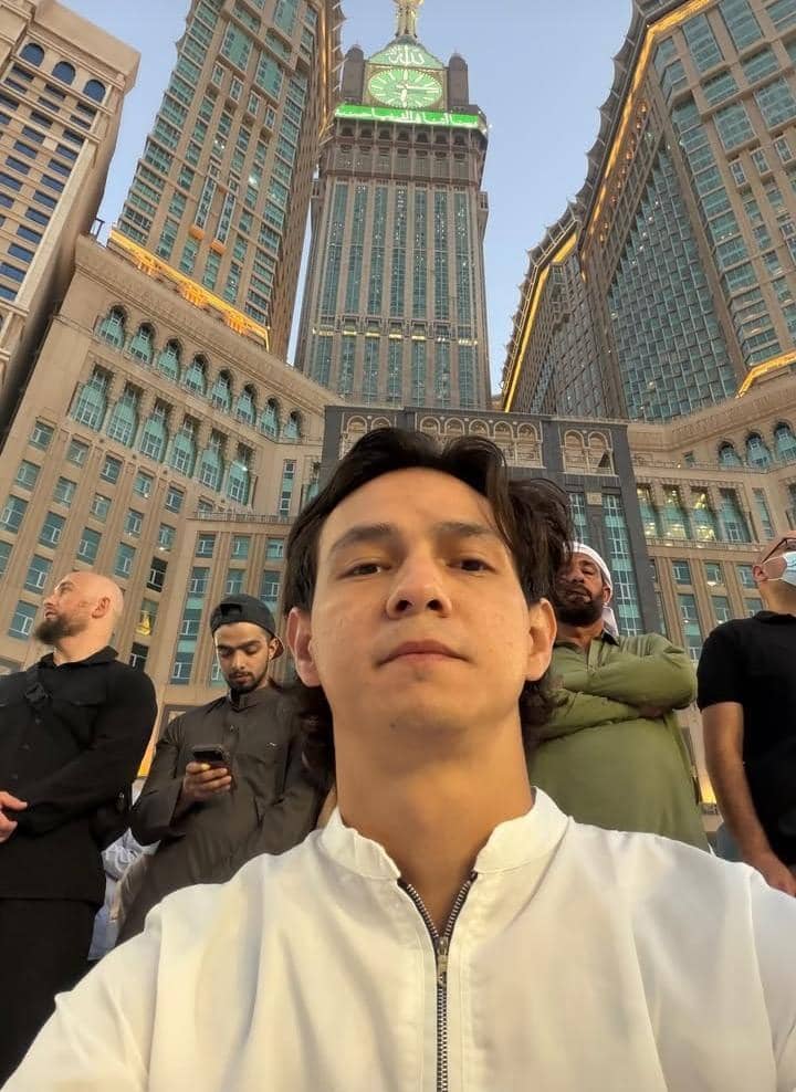 Marcell Darwin pertama kali umrah