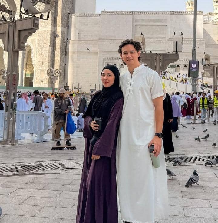 Marcell Darwin pertama kali umrah