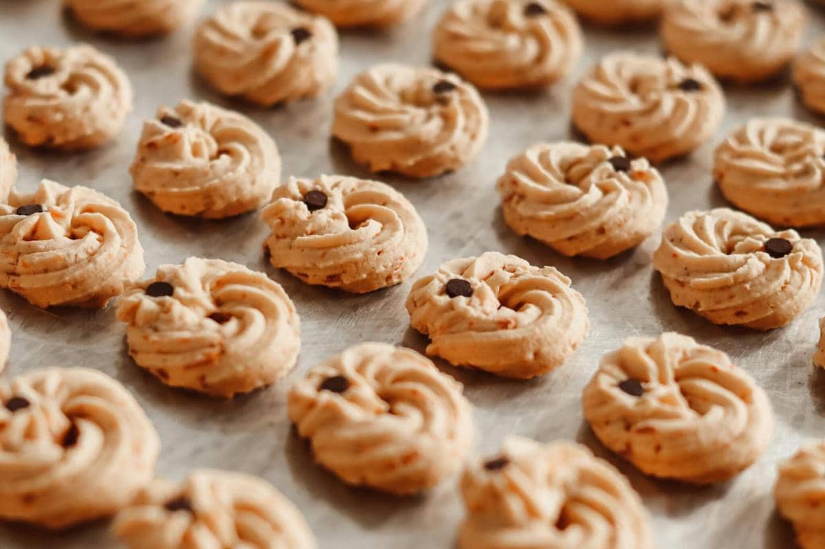 ilustrasi kue semprit kacang chocochips