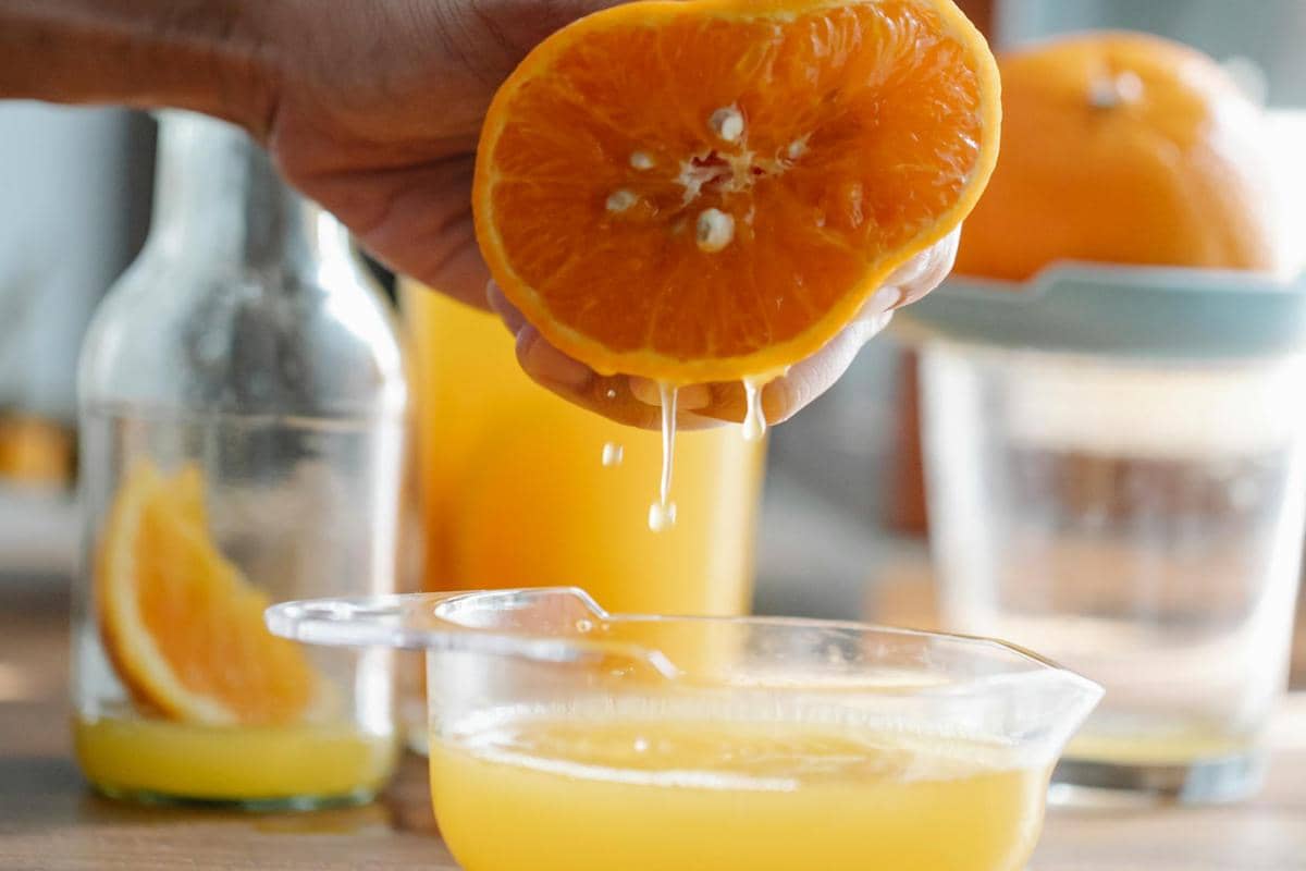 ilustrasi memeras air jeruk
