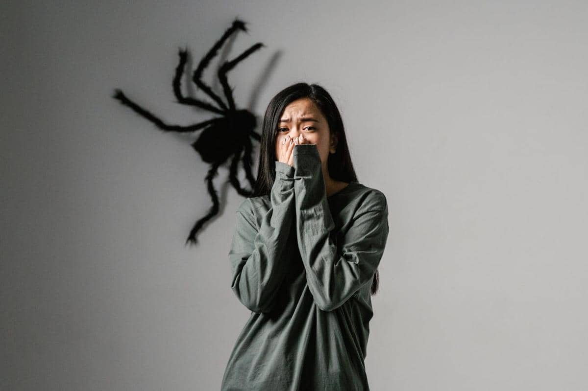 Ilustrasi halusinasi saat sleep paralysis atau "ketindihan".