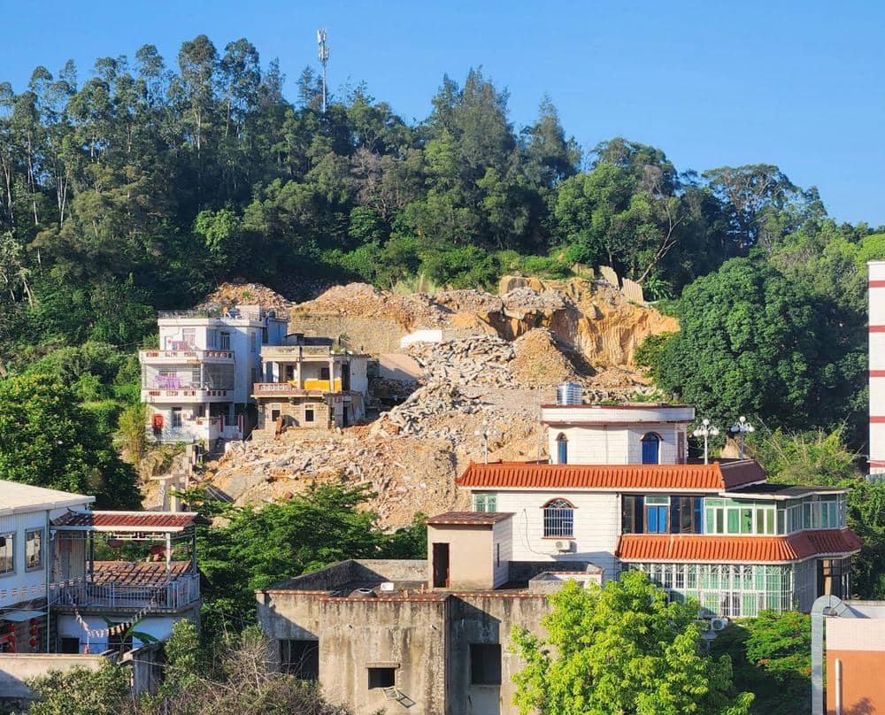 Perumahan warga yang terdampak tanah longsor