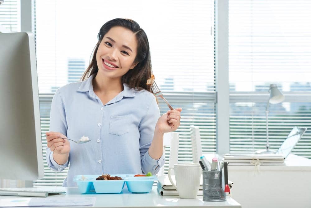 ilustrasi perempuan makan