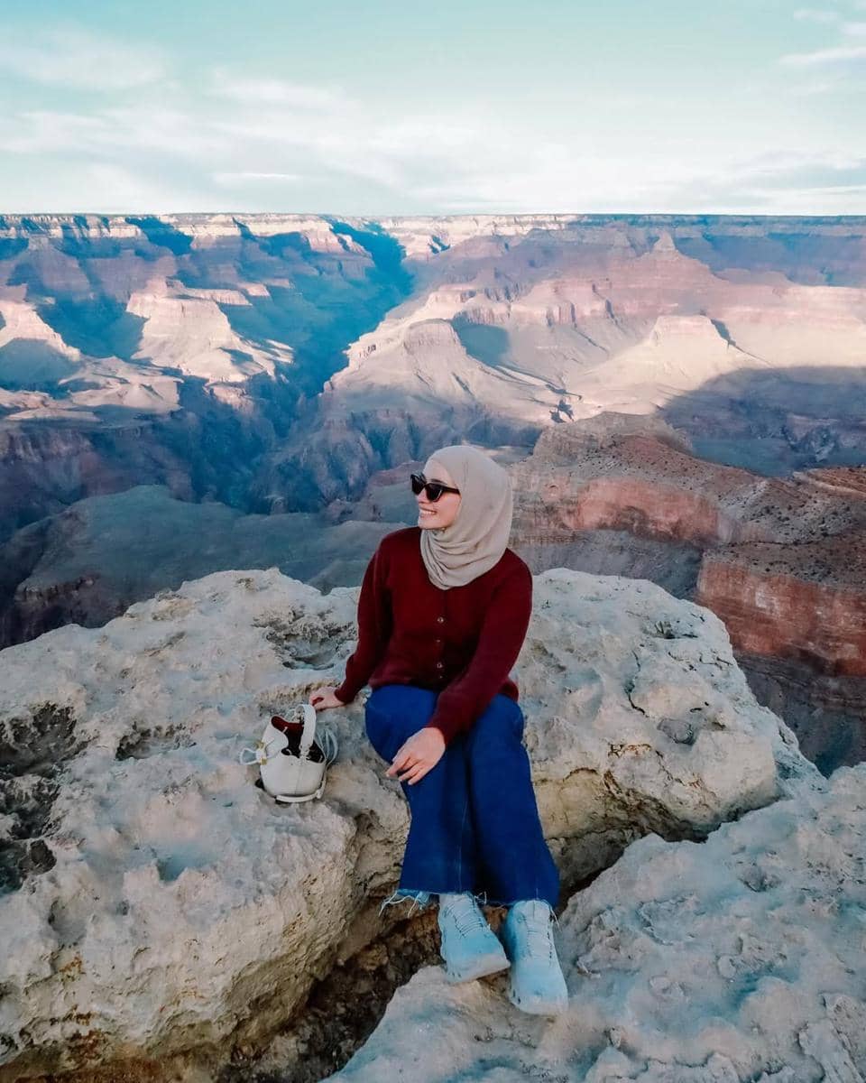 padu padan knitwear ala Mega Iskanti