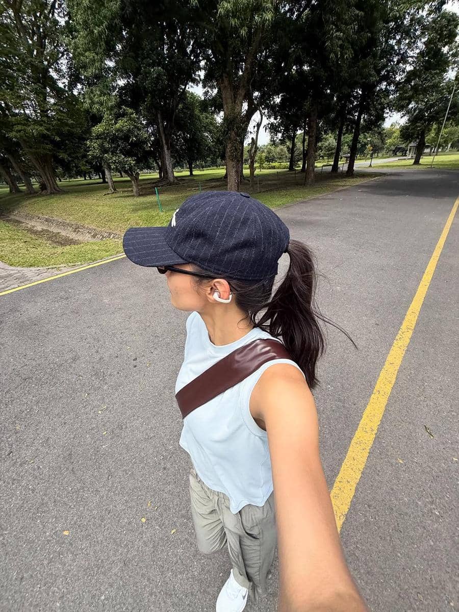 gaya kasual minimalis ala Amanda Rawles