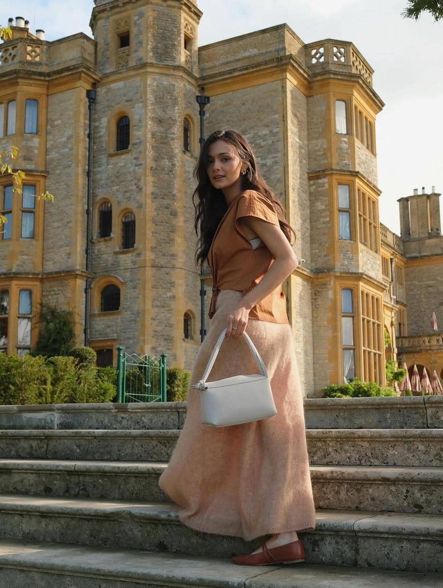 gaya kasual minimalis ala Amanda Rawles