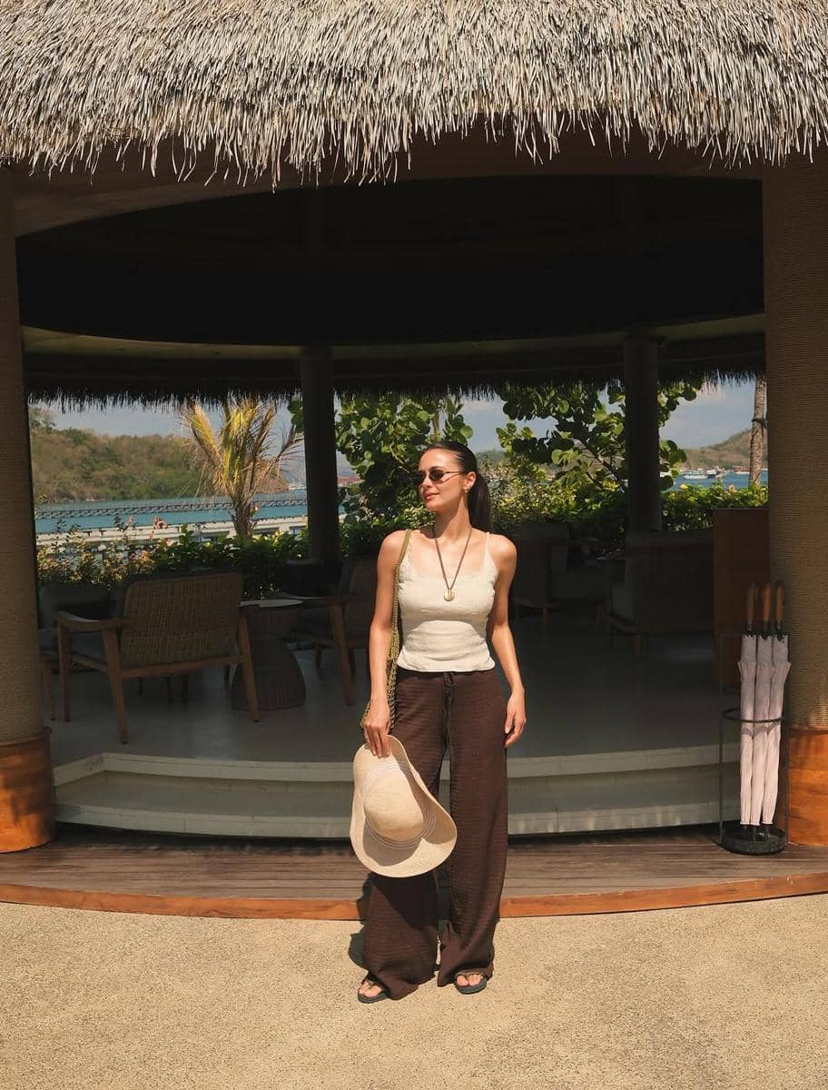 gaya kasual minimalis ala Amanda Rawles