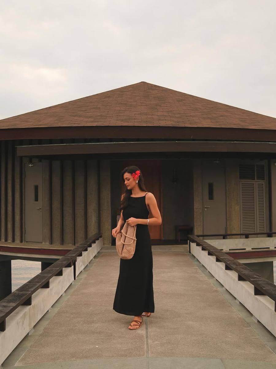 gaya kasual minimalis ala Amanda Rawles