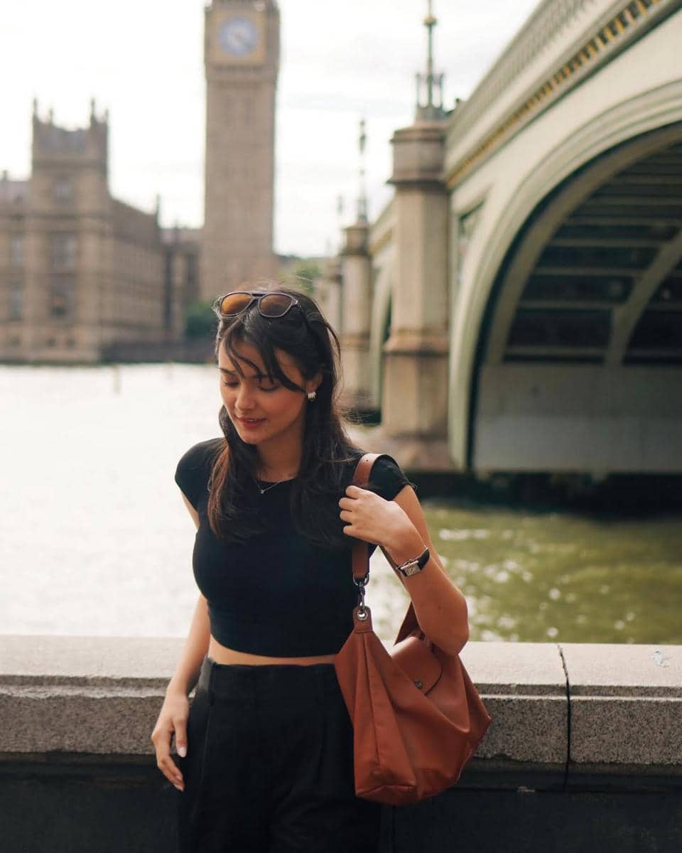 gaya kasual minimalis ala Amanda Rawles