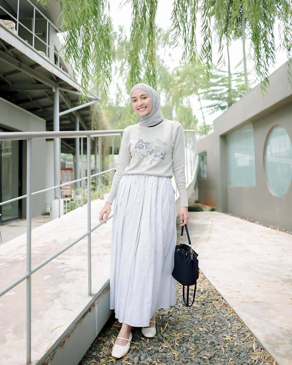 padu padan knitwear ala Mega Iskanti