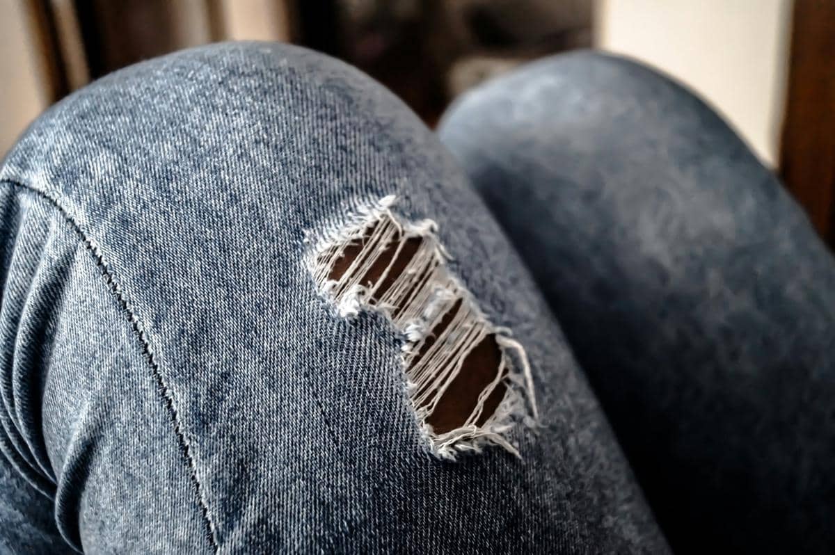 ilustrasi celana jeans sobek-sobek