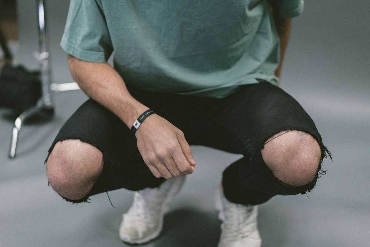 ilustrasi celana jeans sobek-sobek