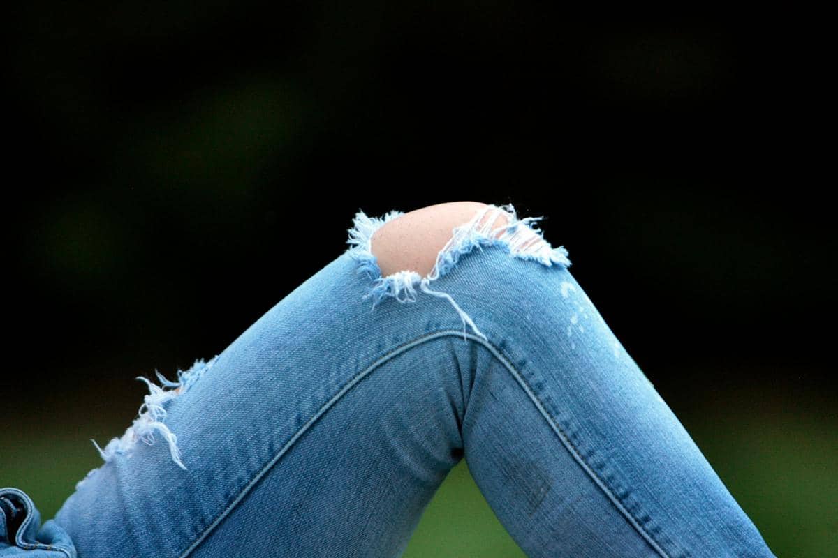 ilustrasi celana jeans sobek-sobek