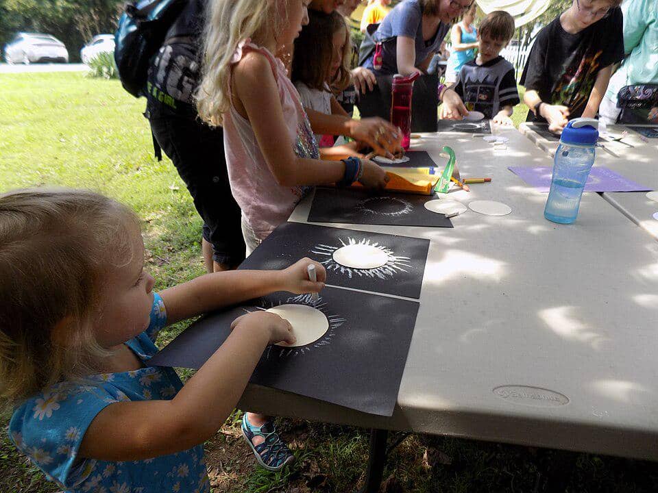 ilustrasi gerhana matahari yang digambar anak-anak