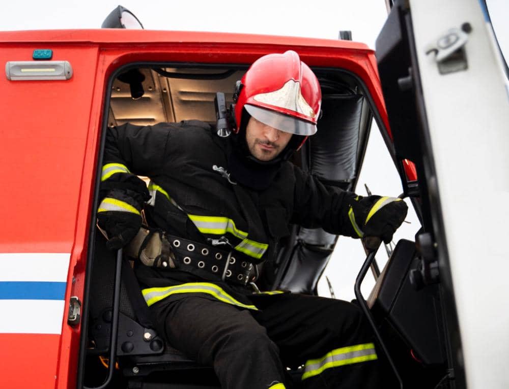 Petugas akan melakukan evakuasi