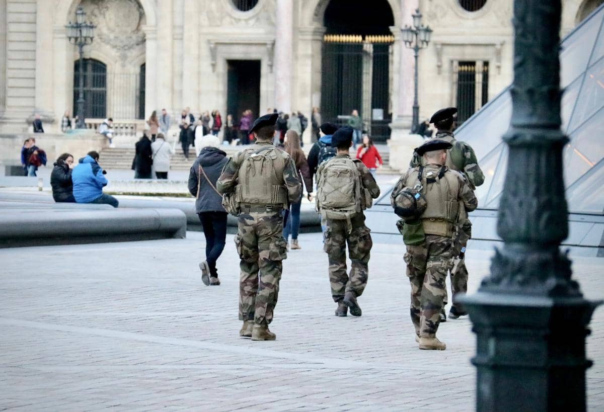 Tentara sedang berjalan.