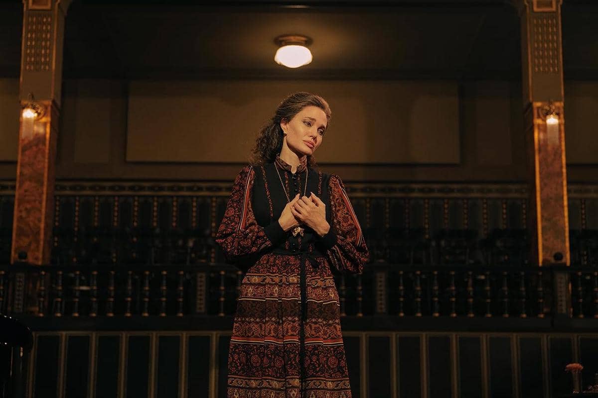 Angelina Jolie dalam Maria.