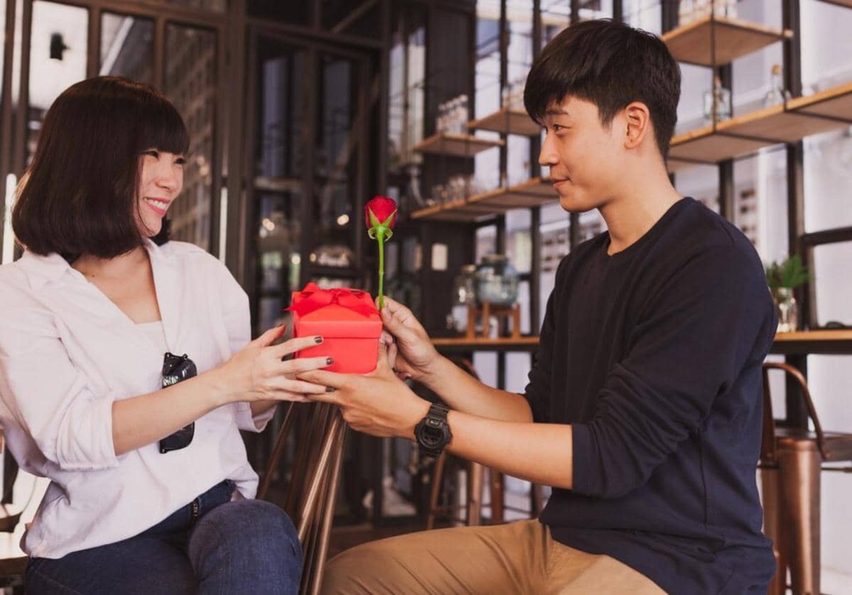 ilustrasi cowok memberi hadiah untuk pacarnya