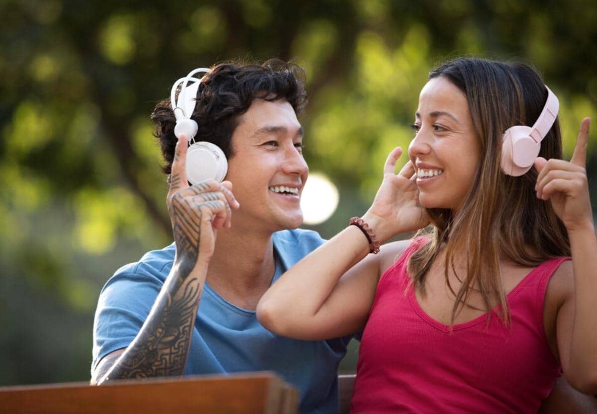ilustrasi pasangan kekasih sedang mendengarkan musik