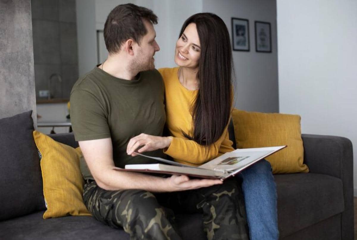 pasangan kekasih sedang melihat album foto 