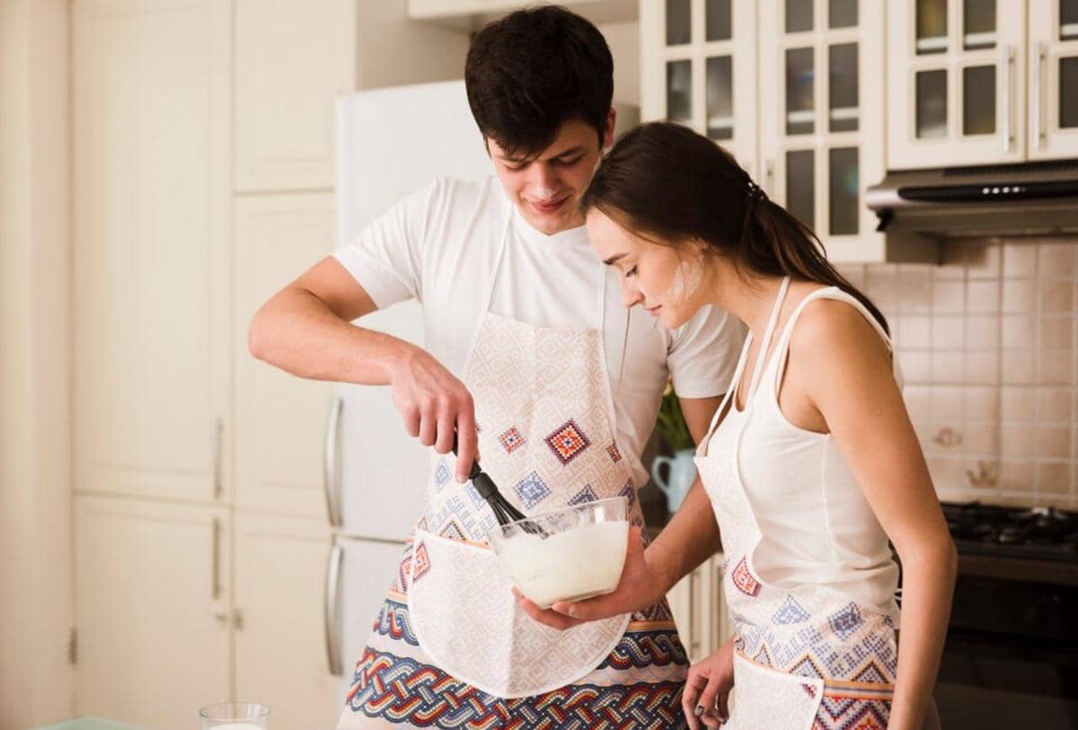 membuat kue bersama pasangan 