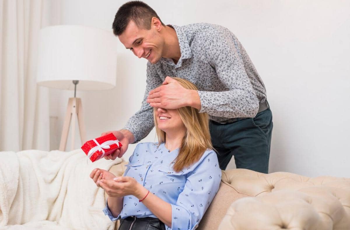 ilustrasi memberi kado kepada pasangan