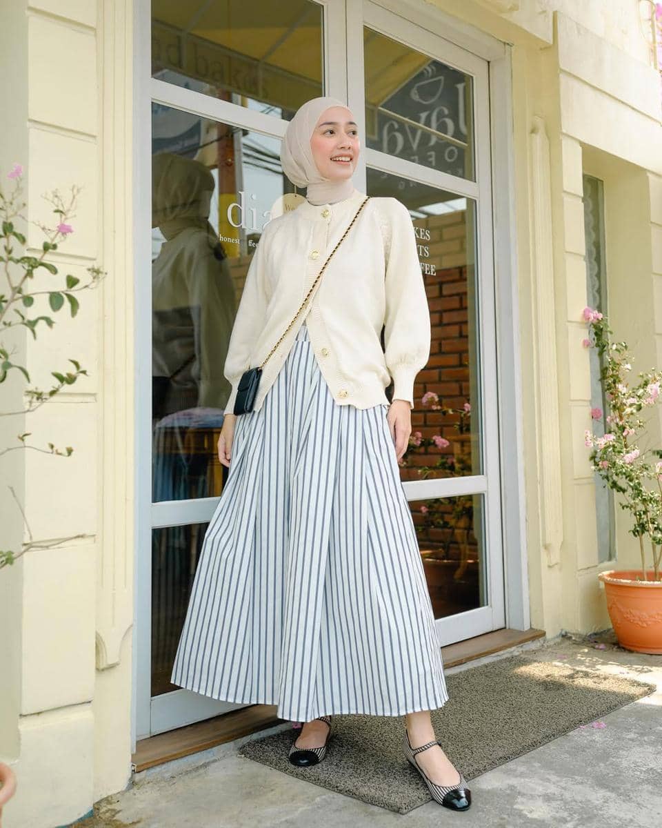 padu padan knitwear ala Mega Iskanti