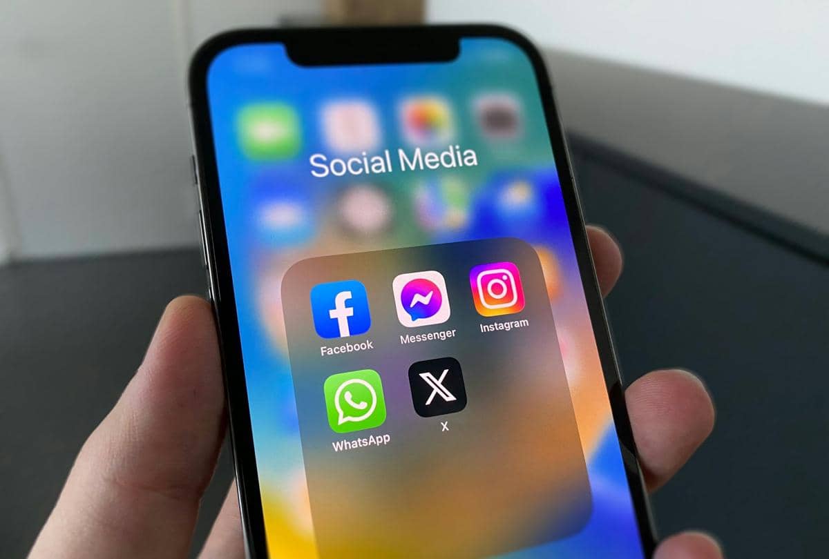 Ponsel pintar yang berisi berbagai platform media sosial.