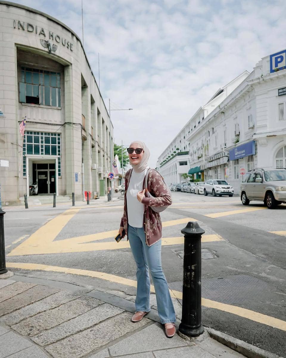 padu padan knitwear ala Mega Iskanti