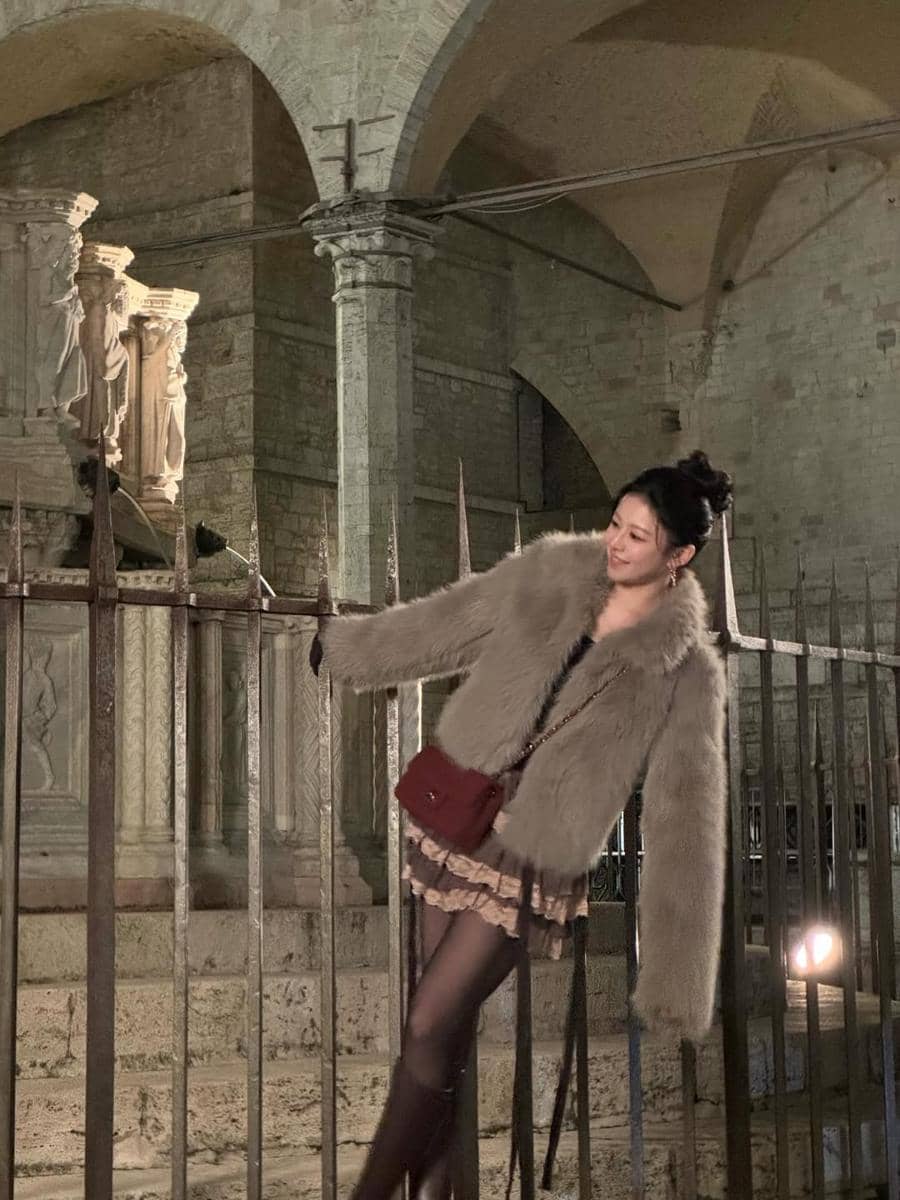 Gaya edgy look ala Go Youn Jung