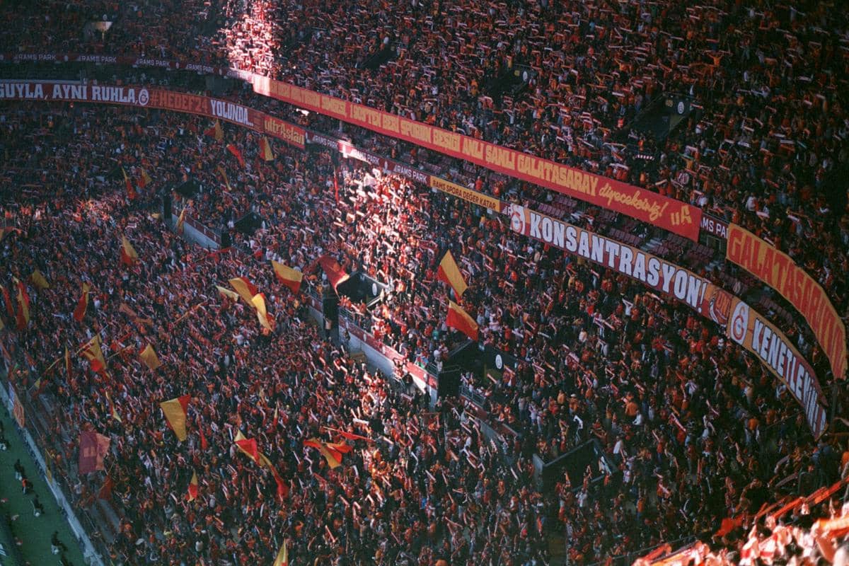 Pendukung Galatasaray memenuhi stadion.