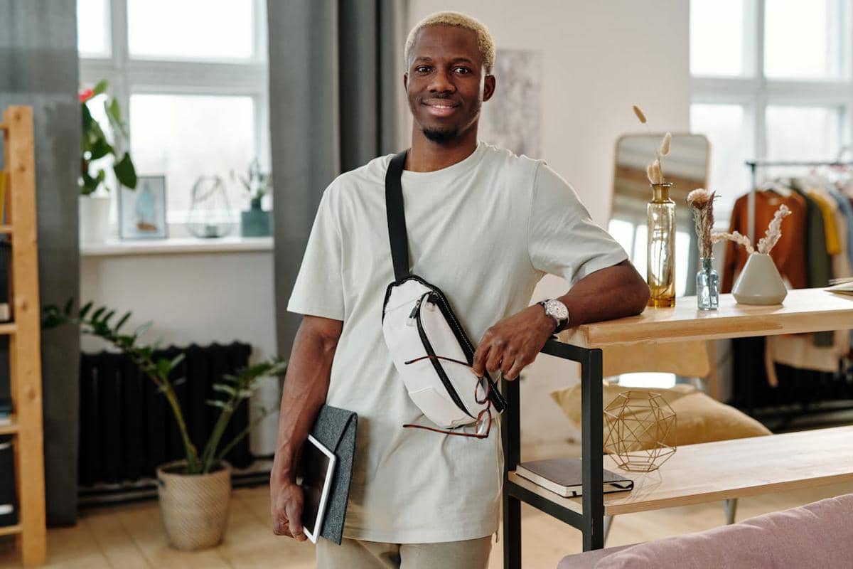 ilustrasi pria dengan waist bag