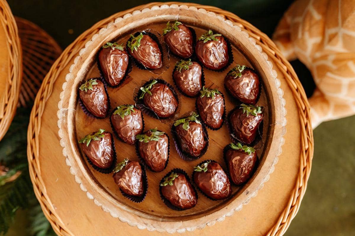 ilustrasi chocolate covered strawberry 