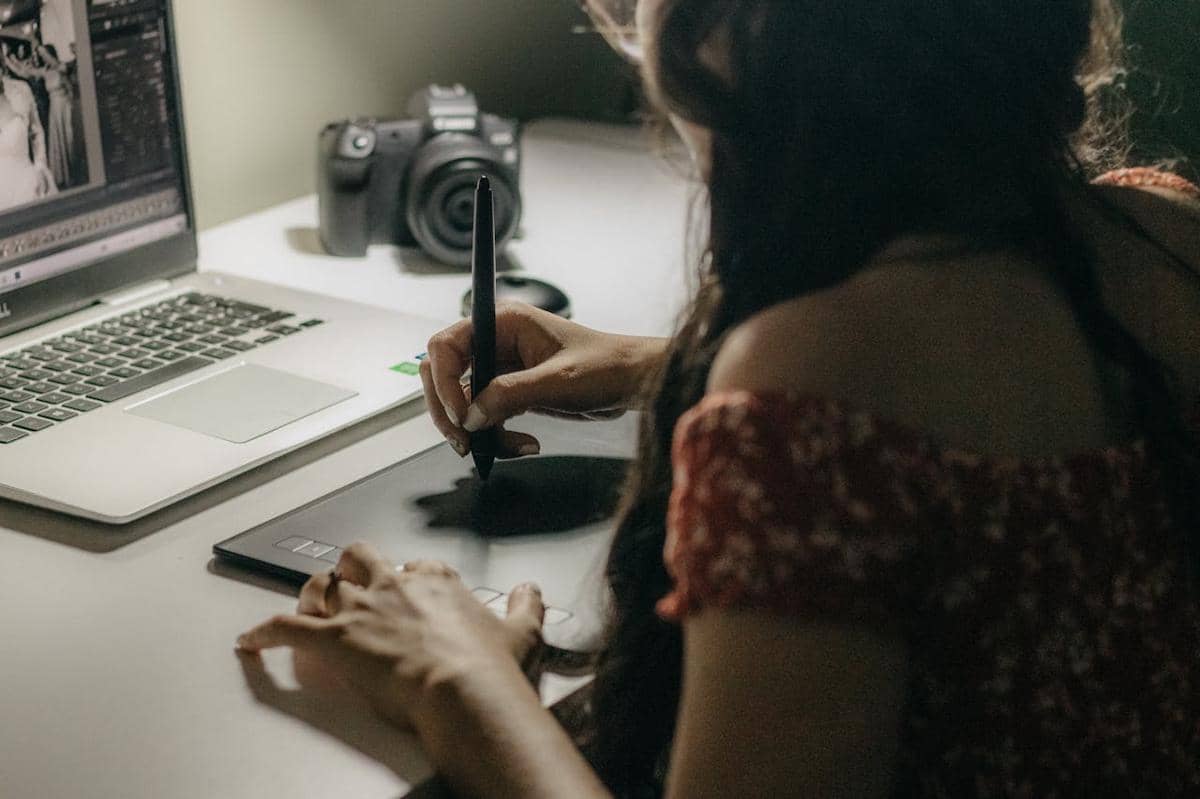 ilustrasi melakukan pekerjaan sampingan