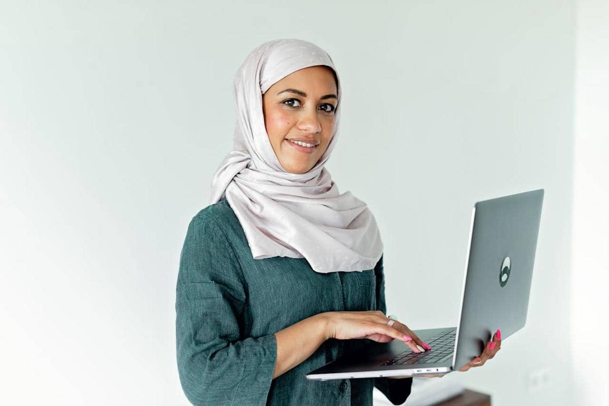 ilustrasi perempuan membawa laptop