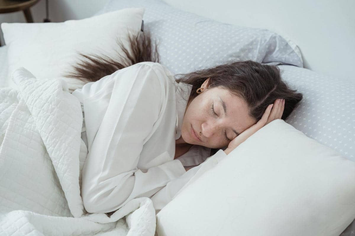 perempuan bangun tidur di pagi hari
