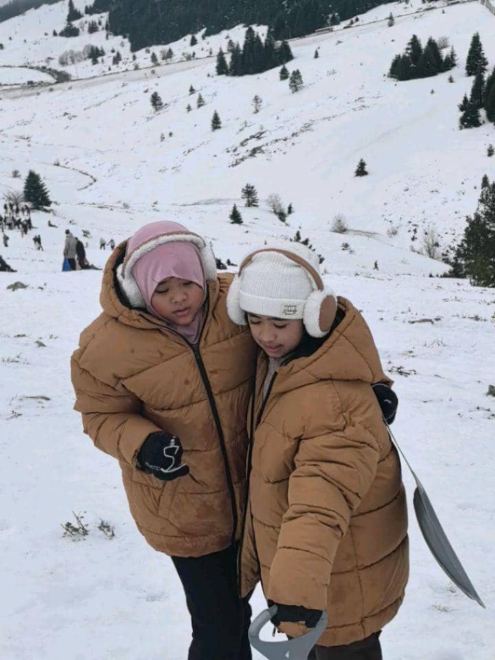 Ory Vitrio membawa kedua putrinya main salju di Turki