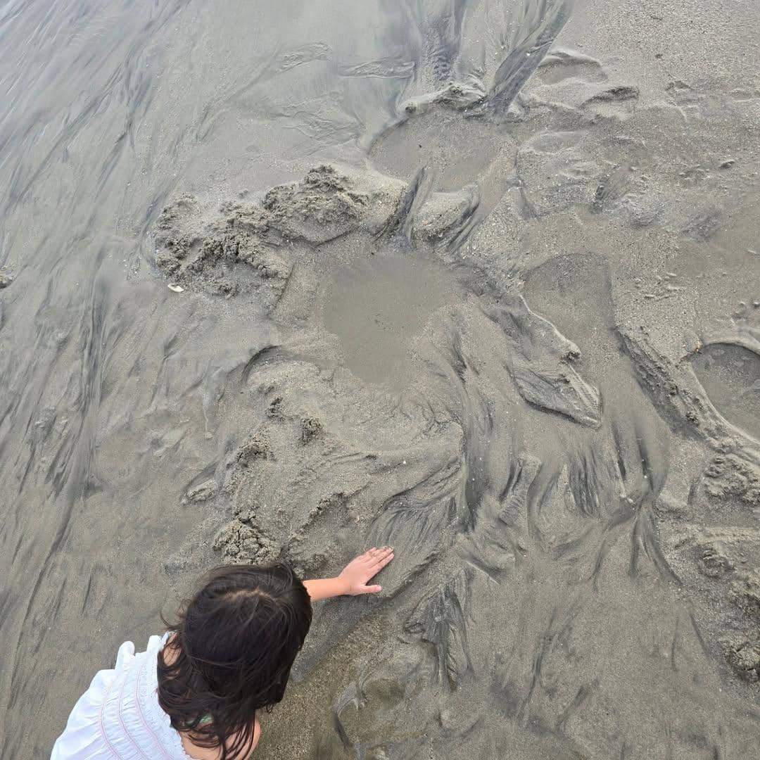Hamish Daud dan Zalina main di pantai