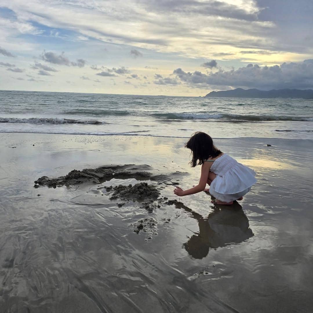 Hamish Daud dan Zalina main di pantai