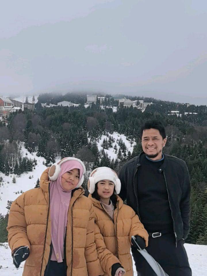 Ory Vitrio membawa kedua putrinya main salju di Turki