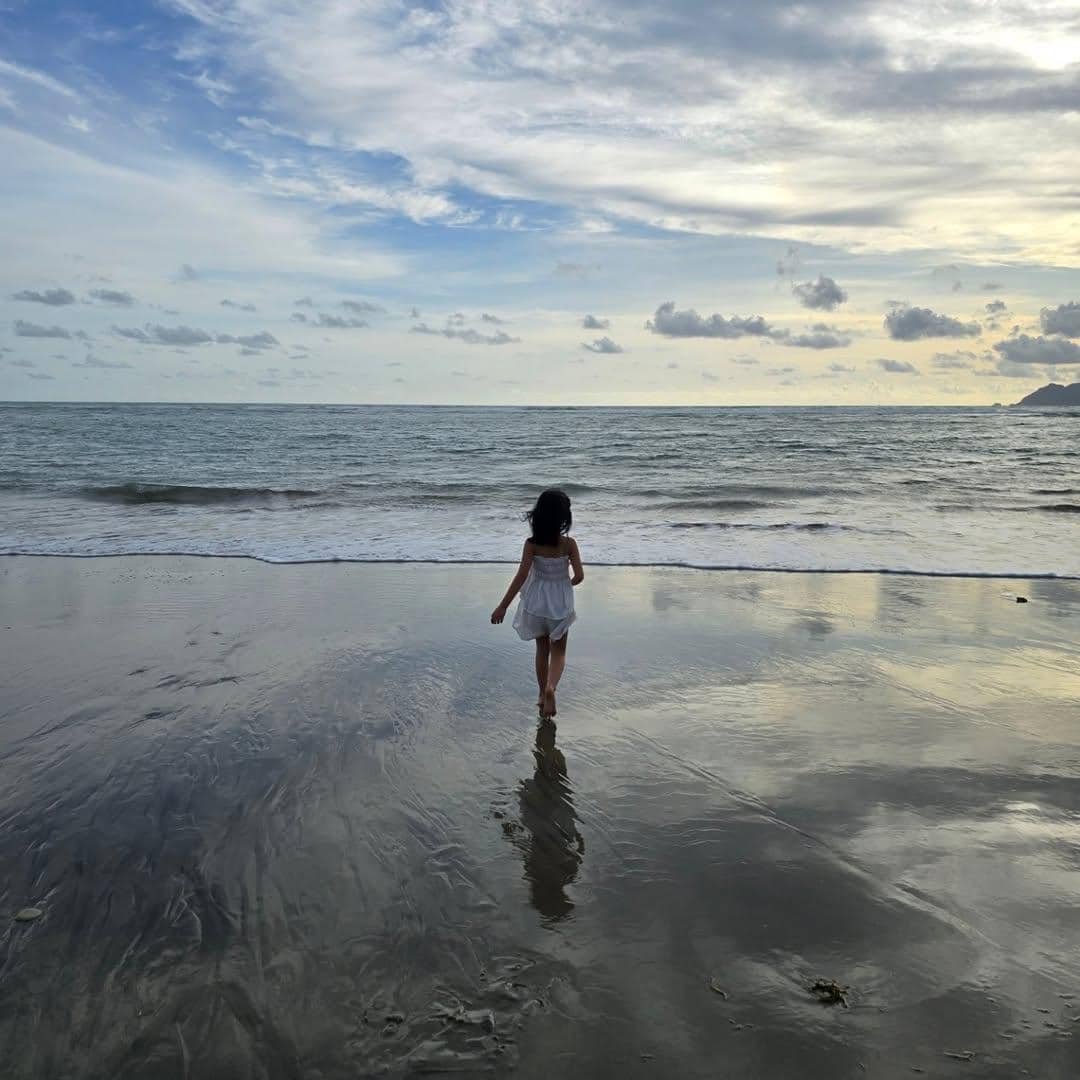 Hamish Daud dan Zalina main di pantai