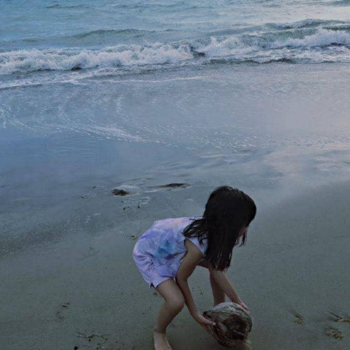 Hamish Daud dan Zalina main di pantai