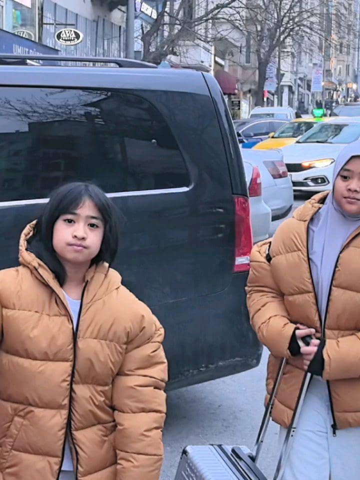 Ory Vitrio membawa kedua putrinya main salju di Turki