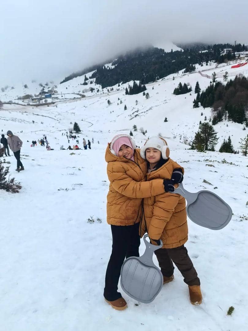 Ory Vitrio membawa kedua putrinya main salju di Turki